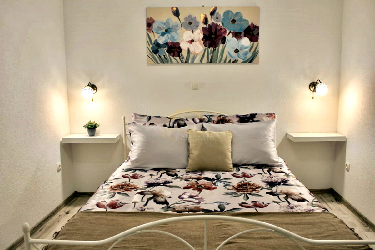 Stanovanje v pritličju s teraso in parkirnim mestom v garaži